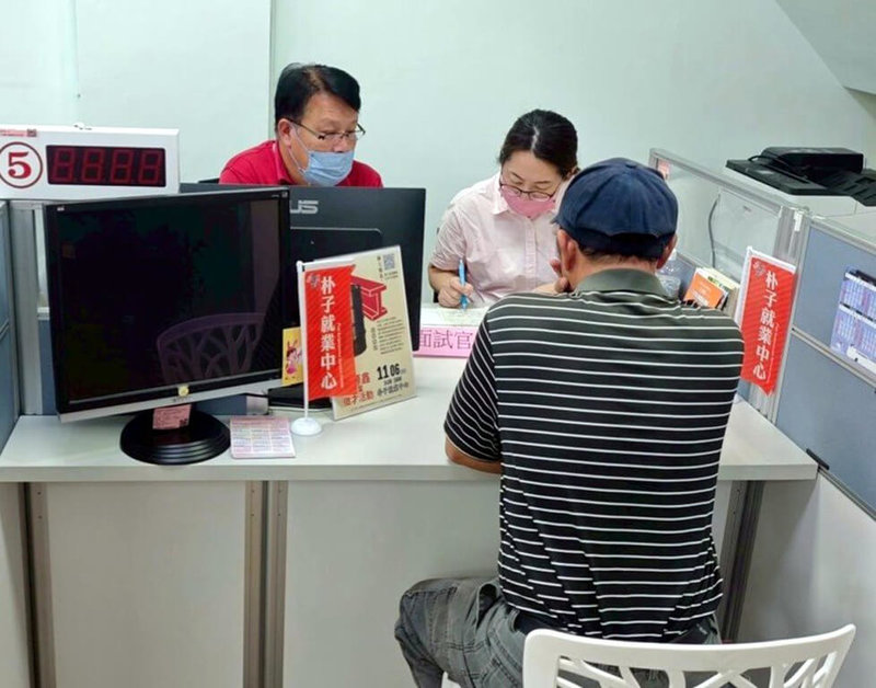 勞動部勞動力發展署雲嘉南分署朴子就業中心將於春節前辦理4場徵才活動，計逾200個職缺，協助民眾於春節前轉職。圖為求職示意圖。（朴子就業中心提供）中央社記者黃國芳傳真　115年1月31日