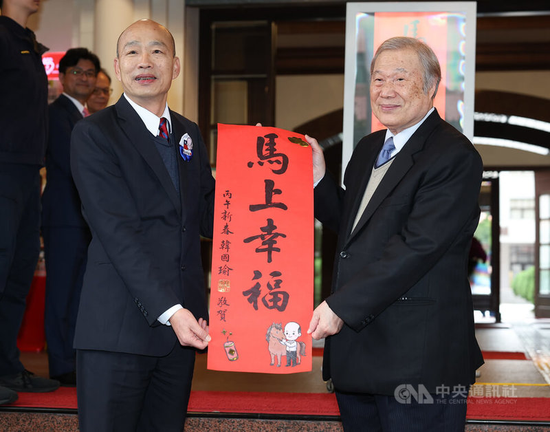農曆春節將至,立法院長韓國瑜(前左)31日下午在立法院正門出席「馬上幸福特別版限量春聯發送見面會」,和立法院秘書長周萬來(前右)一起手持春聯合影。中央社記者謝佳璋攝 115年1月31日