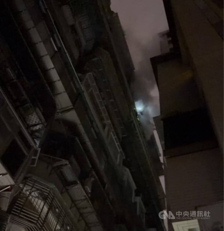 台北市大安區光復南路附近一棟大樓31日晚間發生火警，警消派員到場發現起火地點位於10樓，造成1男1女失去呼吸心跳緊急送醫搶救，詳細起火原因待查。（翻攝畫面）中央社記者劉建邦傳真　115年1月31日