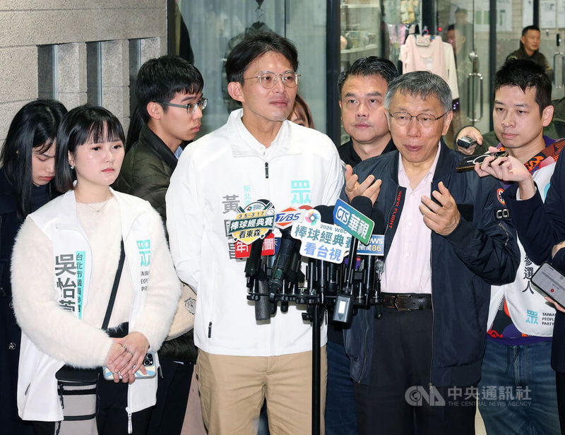 針對民眾黨與國民黨之間的合作，台灣民眾黨創黨主席柯文哲（前右）31日表示，藍白合是總統賴清德所造成的，目前合作的大戰略還是沒有改變，民眾黨在年底選舉會提名很多參選人，站台還是以民眾黨參選人為主，行有餘力才會幫國民黨參選人站台。中央社記者郭日曉攝 115年1月31日