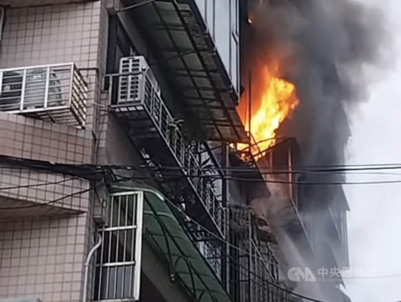 台北市信義區吳興街1處民宅1日清晨起火，警消獲報到場共疏散9人，救出2人，其中命危女住戶送醫搶救後恢復生命跡象。（翻攝照片）中央社記者黃麗芸傳真 115年2月1日