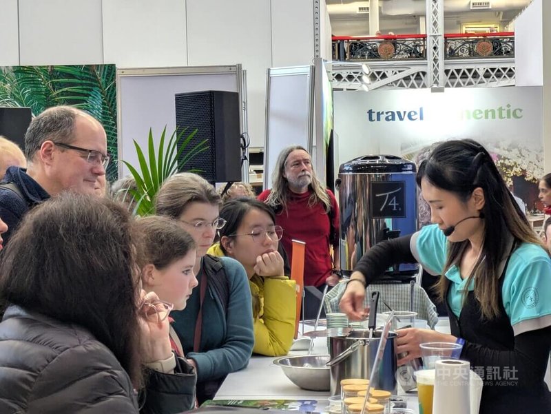 台灣1月29日至2月1日參加「倫敦旅展」，在英國有約60家店鋪的台灣珍奶品牌T4清茶達人則應邀在大會的Taste the World舞台，一連4天舉辦數場珍奶製作示範和試飲，同時推介台灣飲食文化。中央社記者陳韻聿倫敦攝　115年2月1日
