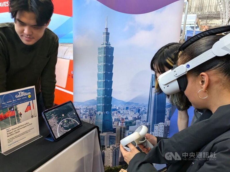 台灣今年在「倫敦旅展」緊抓美國自由攀岩好手霍諾德赤手登頂台北101國際話題，在台灣館推出VR體驗，民眾可虛擬攻頂台北101，並感受城市垂直景觀震撼。中央社記者陳韻聿倫敦攝　115年2月1日