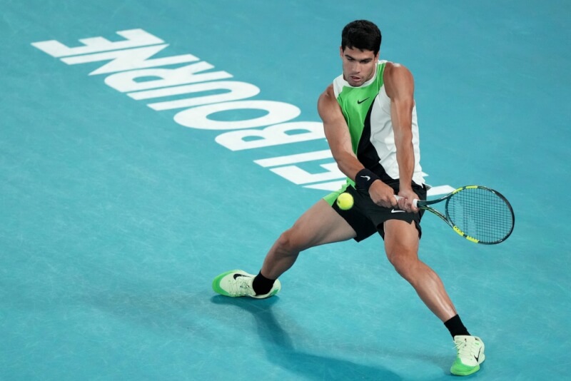 西班牙籍網球選手艾卡拉茲1日在澳網公開賽男單決賽擊敗塞爾維亞名將喬科維奇，首奪澳網金盃。（美聯社）