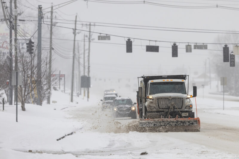 田納西州一輛卡車在街上剷雪。（美聯社）