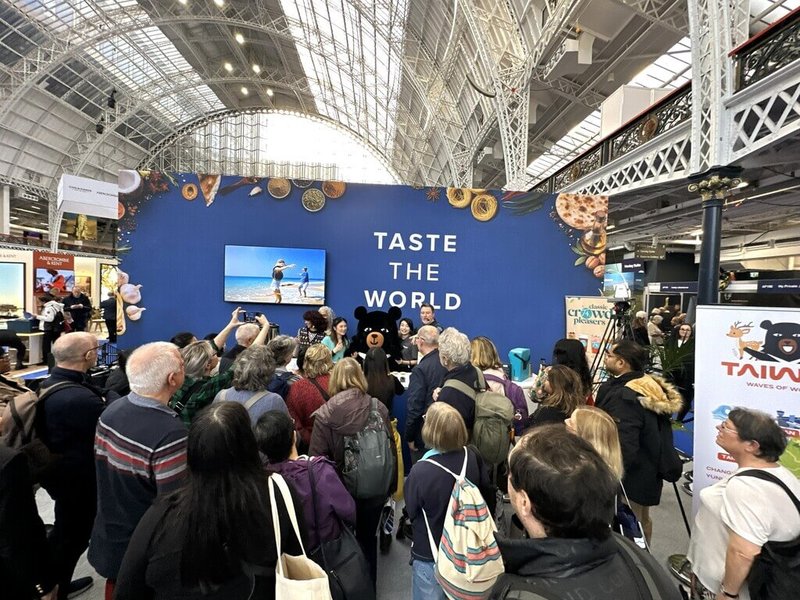 台灣1月29日至2月1日參加「倫敦旅展」，觀光署吉祥物「喔熊」在活動現場十分搶鏡頭，並吸引民眾合影、擁抱。（觀光署駐倫敦辦事處提供）中央社記者陳韻聿倫敦傳真　115年2月1日