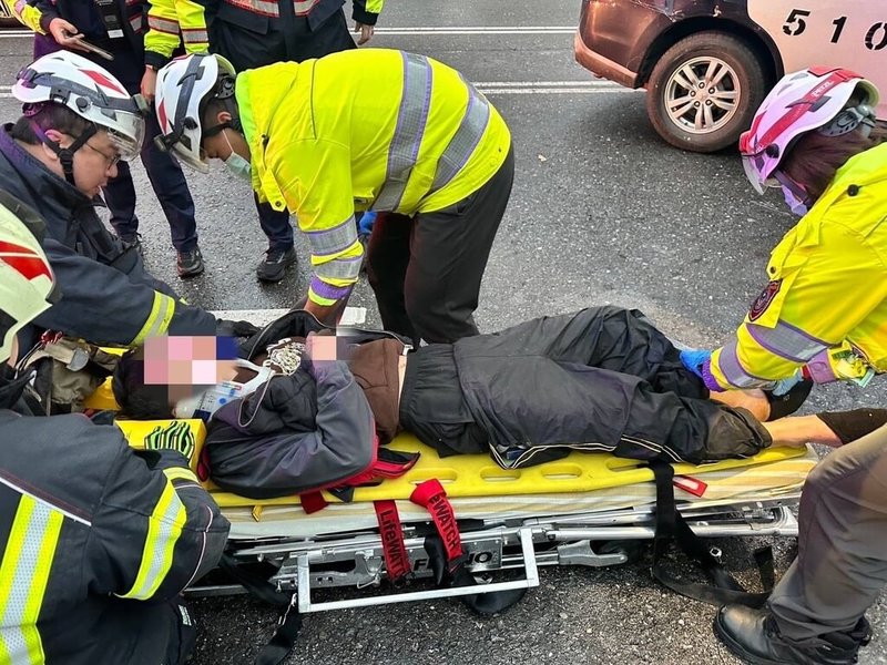 桃園市駕駛贓車的曾姓男子1日凌晨在捷運工地形跡可疑，遭警方盤查竟拒檢加速逃逸，更在南崁交流道附近與警車發生擦撞造成車輛翻覆受困，警消將傷者救出戒護送醫，後續依法偵辦。（桃園市警局大園分局提供）中央社記者吳睿騏桃園傳真　115年2月1日