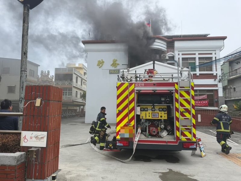 高雄市警察局湖內分局砂崙派出所駐地寢室天花板，1日疑似電線走火，經消防人員布水線灌救，火勢撲滅、無人員受傷；警方估計財損約新台幣5萬，所內警用槍械等裝備未波及。（高雄市警察局湖內分局提供）中央社記者張已亷傳真　115年2月1日