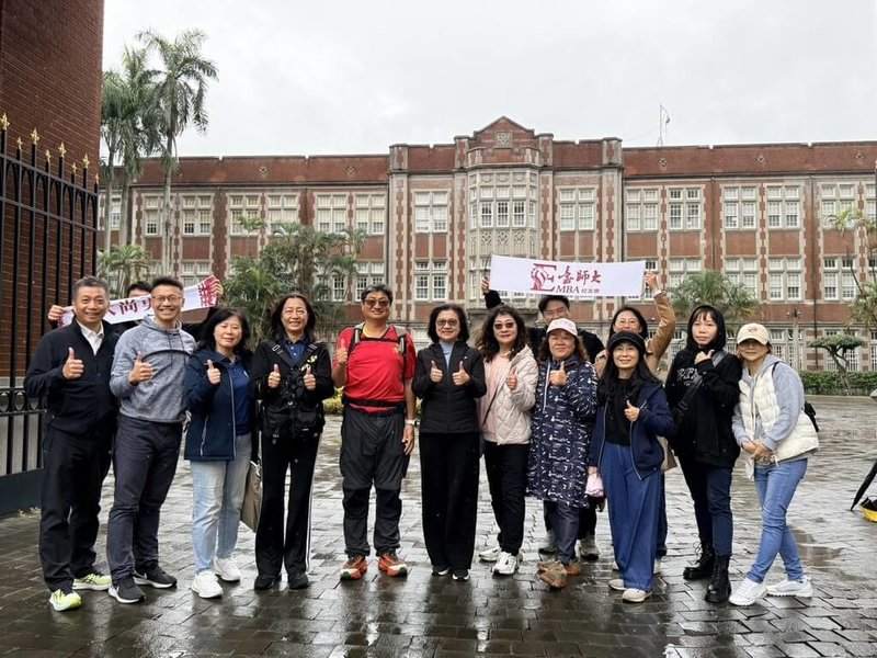 台灣師範大學校友詹章誾（左5）發起徒步環島募款，30天徒步710.5公里，他的行動匯聚來自台師大校友、學生與教職員的熱烈響應，目前已募集近新台幣百萬元，將用來幫助清寒學子。（台師大提供）中央社記者許秩維傳真　115年2月1日