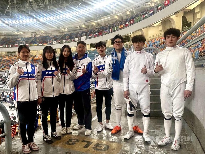 2026年青少年銳劍世界盃埃及站，台灣隊由教練李俊徵（左4）與教練丁泓剴（右4），率領青少年組女子選手洪詩俞（左1）、林芊妘（左2）、林雨潔（左3），和青年組男子選手林哲群（右1）、陳秉濬（右2）、陳品叡（右3）參賽，在開羅國際體育場合影。中央社記者施婉清開羅攝  115年2月1日