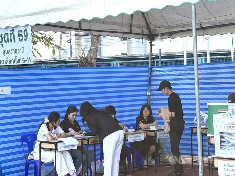 泰國大選提前投票日，泰國選民1日上午在曼谷的投票所排隊提前投票。根據泰國選委會統計，全國5290萬餘選民中，有241萬餘人登記提前投票。中央社記者李宗憲曼谷攝　115年2月1日