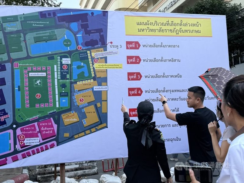 距離泰國大選投票日僅剩一週，提前投票日1日率先登場。圖為選務人員向選民指引投票站的位置。中央社記者李宗憲曼谷攝　115年2月1日