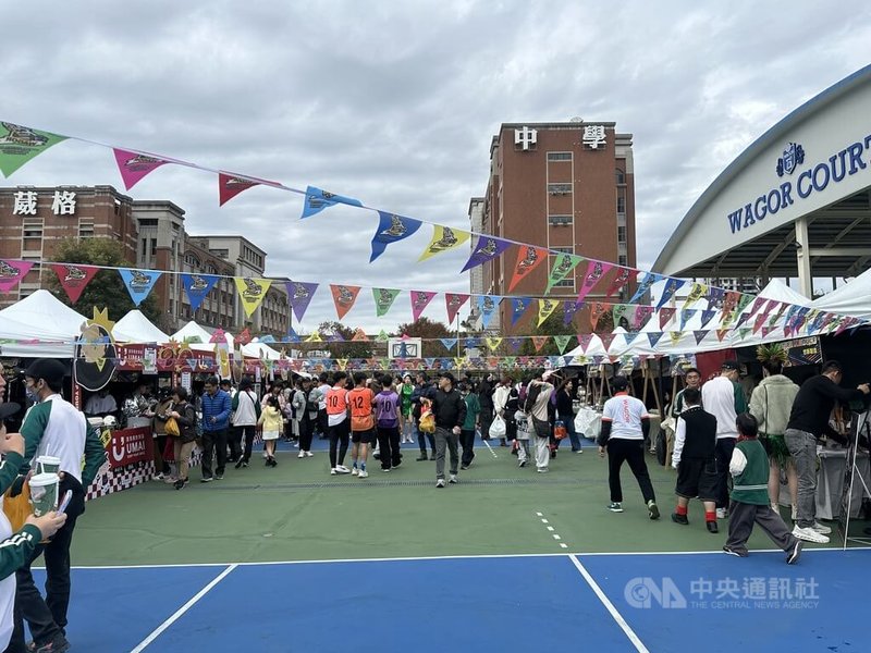 台中葳格國際學校1日舉辦尾牙運動會取代傳統辦桌，除運動競技、親子活動，還設置美食市集，現場氣氛熱鬧。中央社記者趙麗妍攝　115年2月1日
