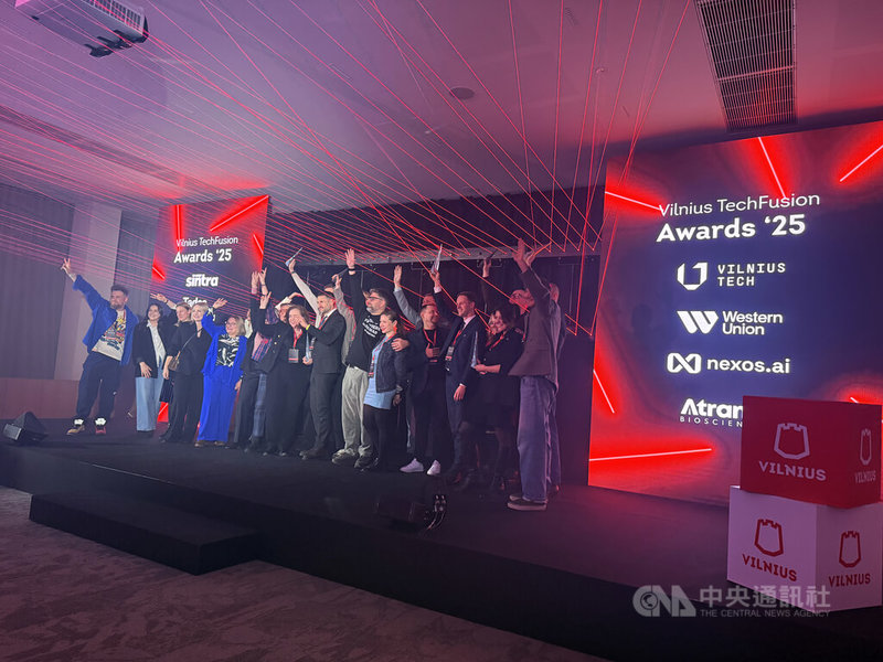 維爾紐斯科技獎是立陶宛首都維爾紐斯年度重要科技盛事,今年邁入第7屆,聚集新創團隊、研究機構與產業代表,共同表揚對當地科技生態系具有重大貢獻的個人與團隊。圖為今年活動的得獎單位代表合影。中央社記者游堯茹維爾紐斯攝 115年2月1日