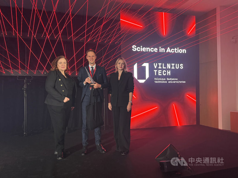 立陶宛理工大學榮獲2025年維爾紐斯科技獎「科學成果實踐」類別獎項，其中與台灣合作的半導體研發成果，成為獲獎原因之一。圖為立陶宛理工大學策略夥伴關係副校長梅許凱納斯（中）代表受獎。中央社記者游堯茹維爾紐斯攝　115年2月1日