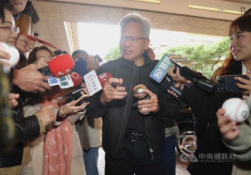 輝達(NVIDIA)執行長黃仁勳(中)上午11時左右離開下榻的台北文華東方酒店,在上車前為等待的粉絲簽名,同時接受媒體聯訪。中央社記者張新偉攝 115年2月1日