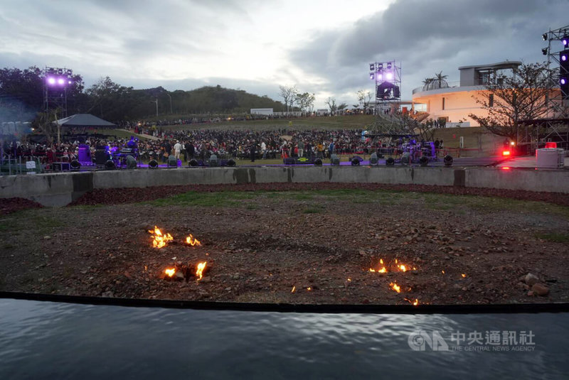 屏東縣政府打造最新觀光地標「恆春出火地質公園」，1日傍晚開幕，以自然「出火」現象為核心，透過整體場域視野與步行動線重新整理，讓民眾貼近欣賞火焰與水域交織的特殊畫面。中央社記者黃郁菁攝　115年2月1日