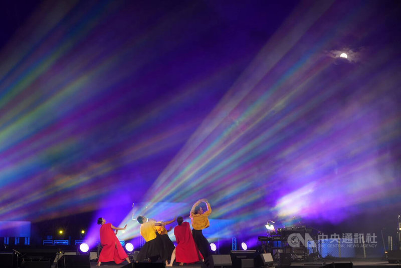 恆春出火地質公園1日傍晚開幕,現代舞團「蒂摩爾古薪舞集」以夜空與山景為幕,帶來融合自然意象的舞蹈,為園區揭開新篇章。中央社記者黃郁菁攝 115年2月1日