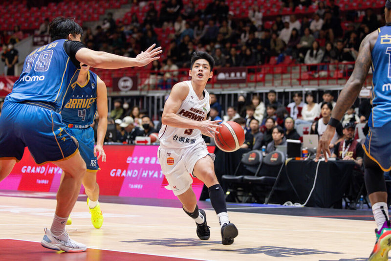 台灣職籃P. LEAGUE+台鋼獵鷹1日在主場迎戰台北富邦勇士，獵鷹後衛谷毛唯嘉（中）拿下17分、送出8助攻，助隊終場以97比91收下2連勝。（PLG提供）中央社記者黎建忠傳真　115年2月1日