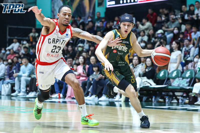 暫居台灣職業籃球大聯盟（TPBL）例行賽聯盟龍頭的桃園台啤永豐雲豹，1日迎戰台北台新戰神，雲豹後衛高錦瑋（右）拿下全隊本土球員最高的20分。（TPBL提供）中央社記者黎建忠傳真　115年2月1日