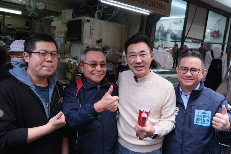 國民黨籍立法院副院長江啟臣（右2）在國民黨立委黃健豪（右1）陪同下，到台中市北區東興市場發春聯。（江啟臣服務處提供）中央社記者趙麗妍傳真 115年2月1日