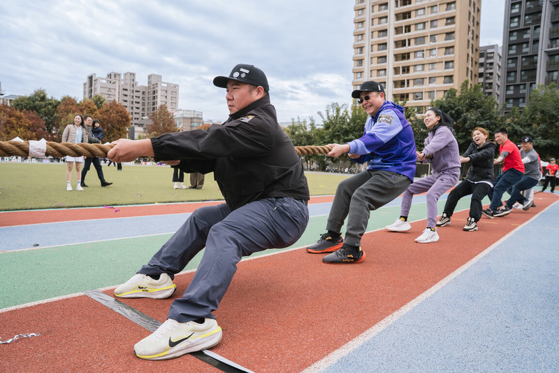 台中葳格國際學校1日舉辦尾牙運動會，以運動競技及美食市集取代傳統辦桌式尾牙，有1500名教職員與親人參加。圖為教職員與家長會代表拔河競賽。（葳格國際學校提供）中央社記者趙麗妍傳真　115年2月1日