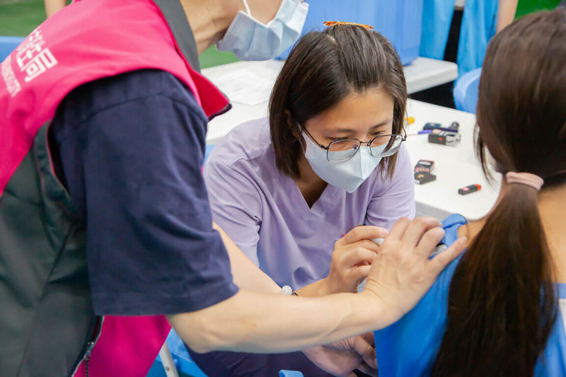 新竹市政府持續推動自費疫苗補助，設籍竹市0至6歲幼兒自費接種口服輪狀病毒疫苗、腸病毒疫苗，50歲以上者接種帶狀疱疹疫苗，6個月內可申請每人新台幣2000元補助。圖為民眾接種疫苗情形。（新竹市政府提供）中央社記者魯鋼駿傳真　115年2月1日