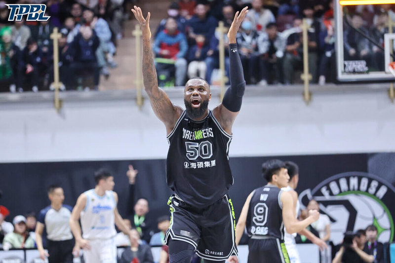 台灣職業籃球大聯盟（TPBL）福爾摩沙夢想家1日主場迎戰高雄全家海神，夢想家靠著洋將班提爾（Benjamin Bentil）（中）終場前3秒關鍵2罰俱中，以96比93驚險獲勝，終止近期3連敗。（TPBL提供）中央社記者黎建忠傳真　115年2月1日