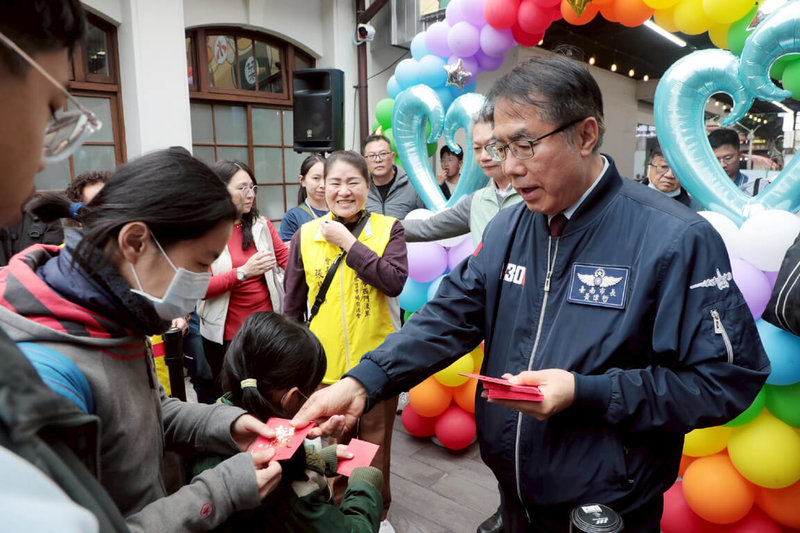台南市政府從在西門市場南區美食廣場推出試營運與系列促銷活動，市長黃偉哲（前右）1日下午前往發送紅包抵用券。（台南市政府提供）中央社記者楊思瑞台南傳真　115年2月1日
