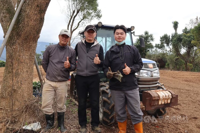 來自桃園第3代茶農林和春（中）和夥伴到花蓮瑞穗舞鶴茶區代耕，利用自行研發的機械協助茶農解決缺工嚴重情況。中央社記者李先鳳攝　115年2月1日
