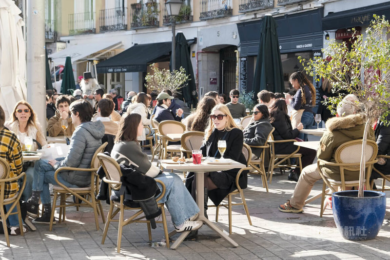 西班牙失業率2025年第4季首次降到10%以下,創紀錄的就業成長帶動家庭購買力復甦,再加上薪資成長超過通貨膨脹,推升了國內消費力,推升2025年經濟成長率達到2.8%,成長速度高於歐元區的1.5%。圖為馬德里一處滿座的餐廳露天座,侍者正在為客人服務點餐。中央社記者胡家綺馬德里攝 115年2月1日