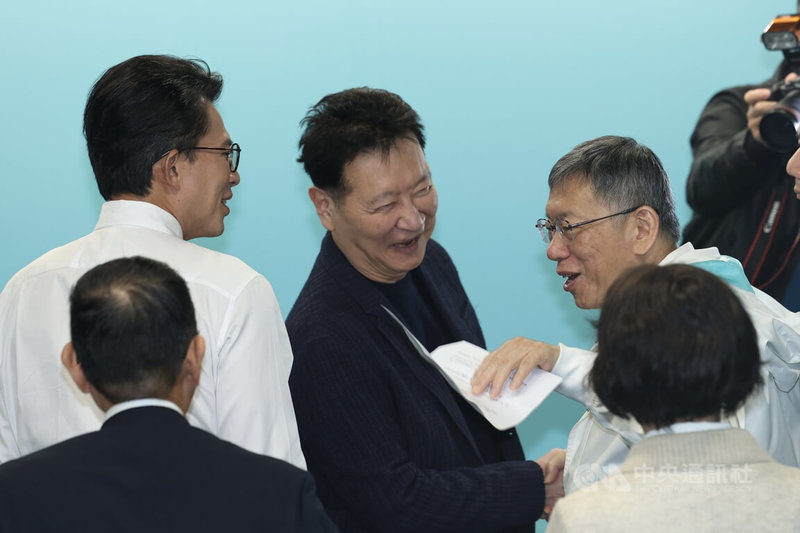 前中廣董事長趙少康（中）1日在新北市新莊區，出席「讓新北更有型」黃國昌新北市長競選總部開幕記者會，與民眾黨主席黃國昌（左）、前民眾黨主席柯文哲（右）握手致意。中央社記者吳家昇攝 115年2月1日