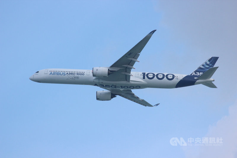 新加坡航空展1日預演,備受矚目的空中巴士A350-1000客機展現飛行技巧。中央社記者吳昇鴻新加坡攝 115年2月1日