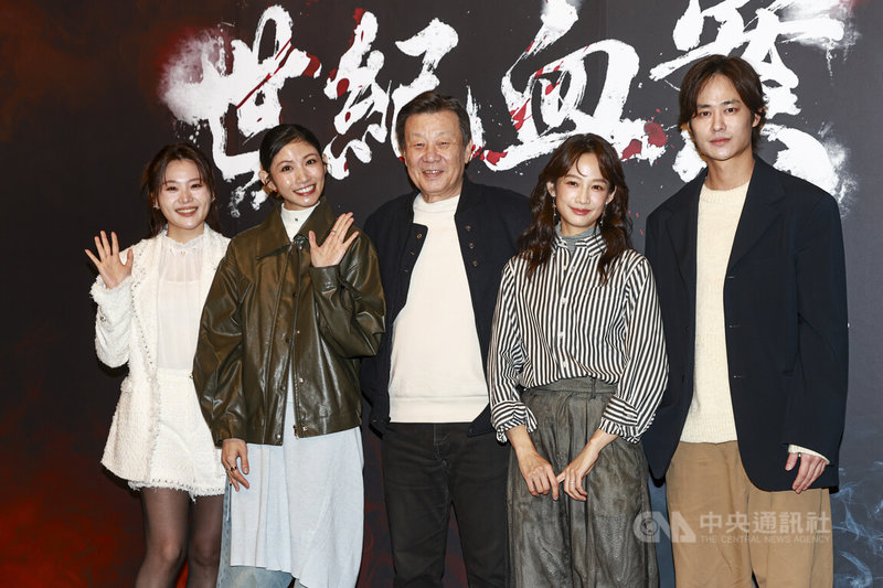 電影「世紀血案」殺青記者會1日在台北舉行，主演楊小黎（左起）、李千娜、寇世勳、簡嫚書、夏騰宏出席，開心合影。中央社記者鄭清元攝　115年2月1日