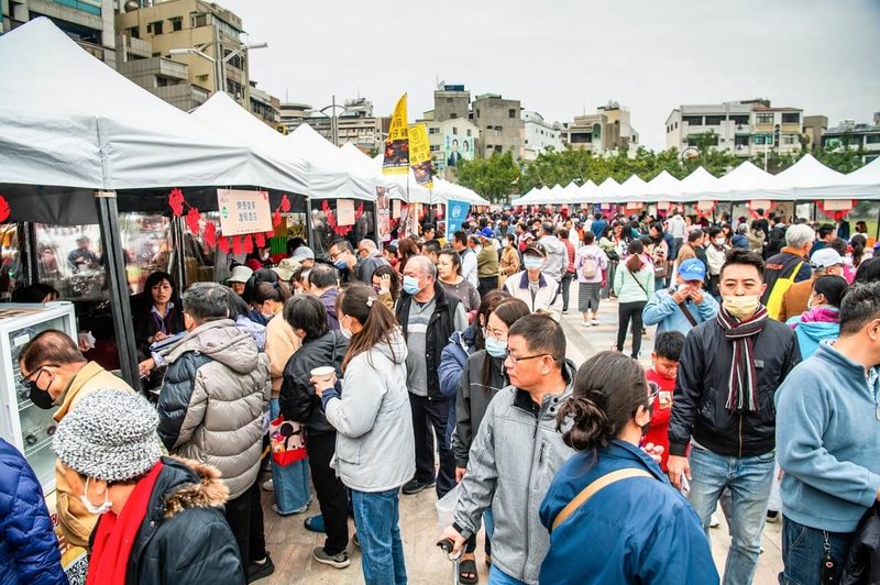 「2026嘉義市年貨大街」2月6日起一連4天在中央廣場登場，消費滿新台幣300元即可獲得1張摸彩券，活動期間天天抽萬元現金。圖為2025年嘉義市年貨大街。（嘉義市政府提供）中央社記者蔡智明傳真　115年2月1日