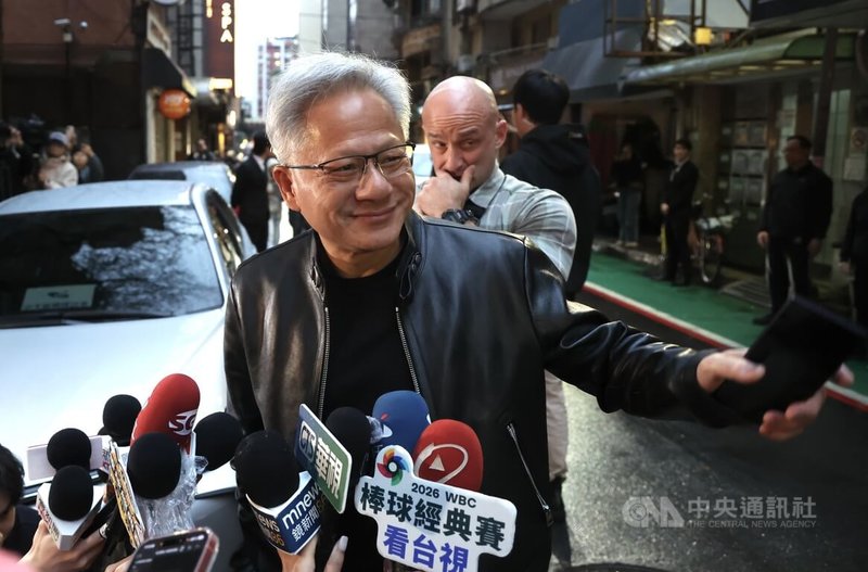輝達(NVIDIA)執行長黃仁勳(前)傍晚到台北鄒記食舖與台積電董事長暨總裁魏哲家等人餐敘,餐會前接受媒體聯訪。中央社記者張新偉攝 115年2月1日