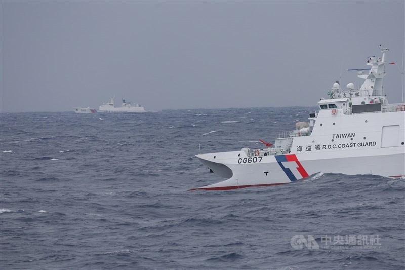 圖為海巡署八里艦監控中國海警船。（中央社檔案照片）