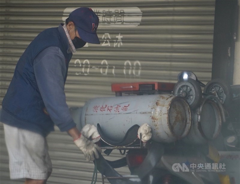 圖為瓦斯業者運送桶裝瓦斯。（中央社檔案照片）