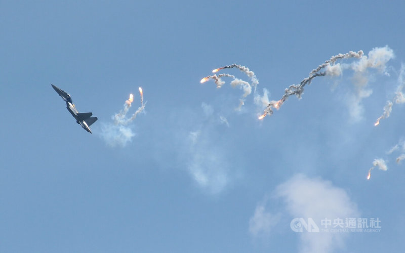 新加坡航空展1日預演,馬來西亞Su-30MKM戰機展現高難度操演。中央社記者吳昇鴻新加坡攝 115年2月1日