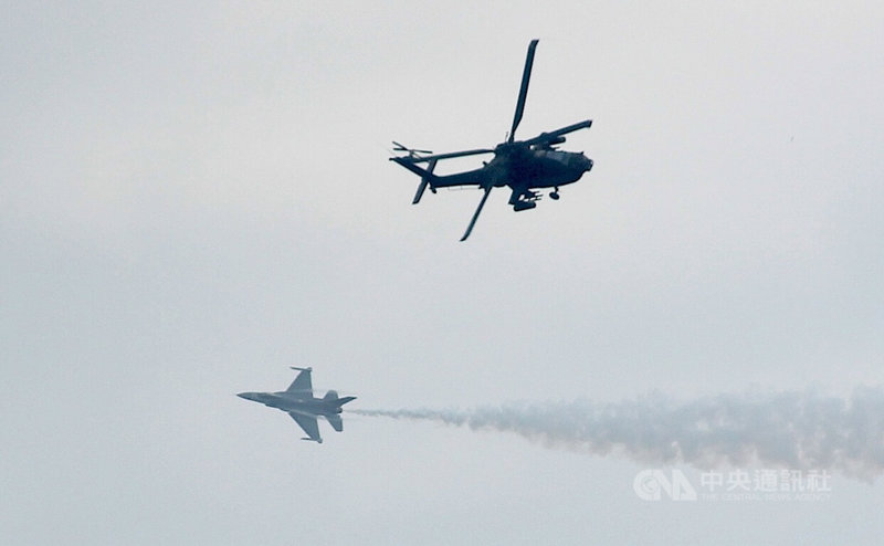新加坡航空展1日預演,新加坡空軍F-16C戰機與AH-64D阿帕契攻擊直升機聯合操演。中央社記者吳昇鴻新加坡攝 115年2月1日
