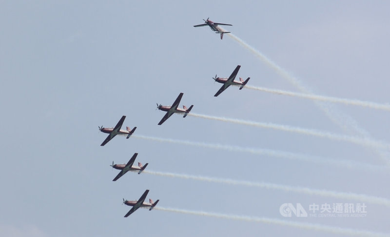 新加坡航空展1日預演,印尼木星(Jupiter)飛行表演隊編隊飛行吸睛。中央社記者吳昇鴻新加坡攝 115年2月1日