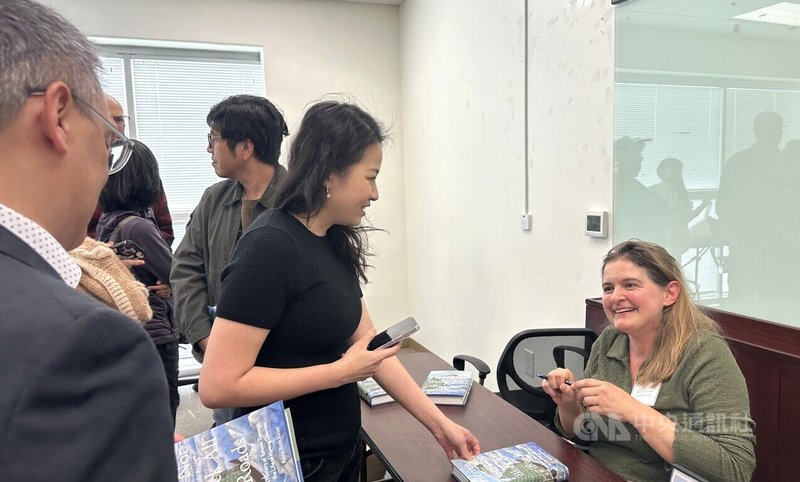 美國作家凱姆記述228抗暴戰士黃金島生命故事,在美台灣年輕世代產生共鳴。中央社記者張欣瑜舊金山攝 115年2月1日