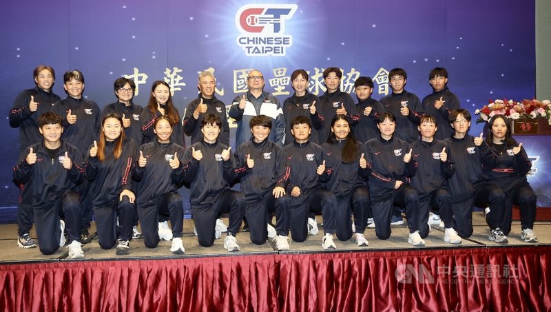 中華民國壘球協會1日在台北舉行第15屆理事長交接典禮,新任理事長李建成(後中)與中華女子壘球隊合影。中央社記者張皓安攝 115年2月1日