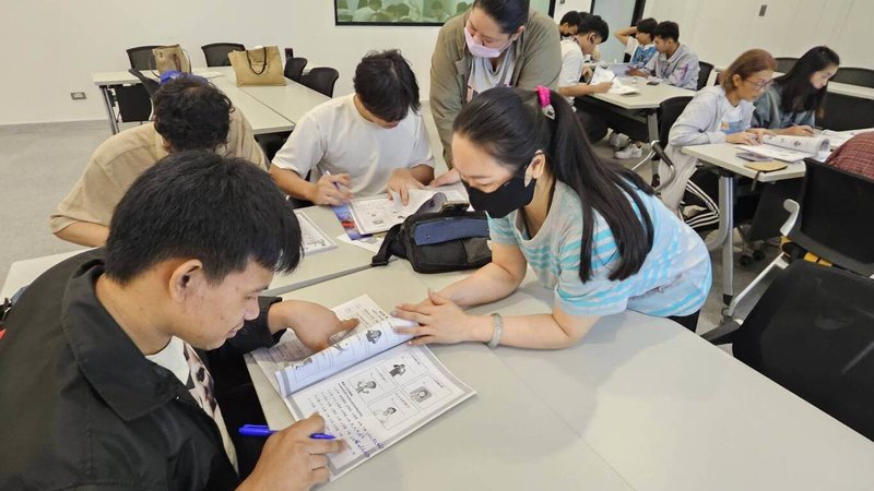看見移工需要，台灣外籍工作者發展協會2024年首次在桃園地區開辦移工華語班，圖為移工學習華語。（台灣外籍工作者發展協會提供）中央社記者吳欣紜傳真　115年2月1日