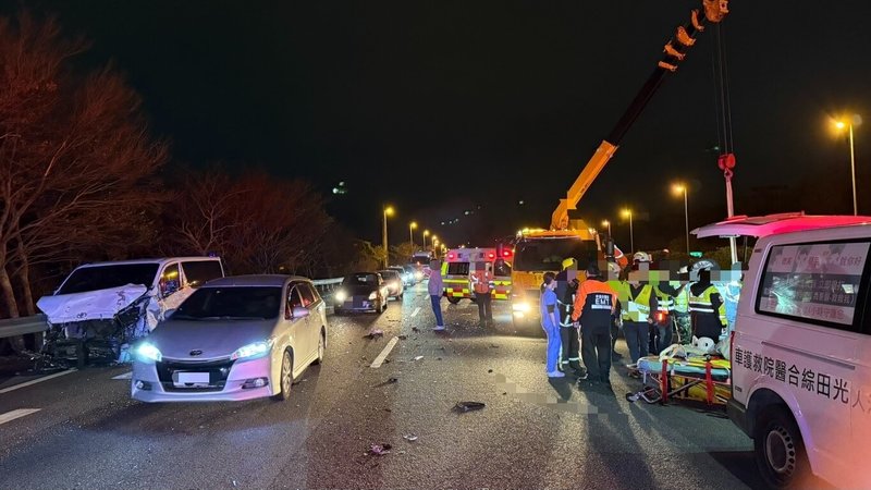 國道3號南下165公里、台中外埔路段，1月31日深夜發生3車連環車禍，造成1死2傷，車流一度回堵。（民眾提供）中央社記者趙麗妍傳真 115年2月1日