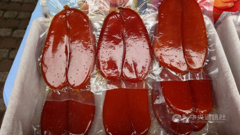 年節將至烏魚子熱銷，嘉義縣政府農業處說，建議選購台灣養殖的烏魚子，外表美觀、厚薄一致、卵粒均勻有透明感，呈現深橘紅色，軟硬合宜口感香Q。中央社記者蔡智明攝　115年2月1日