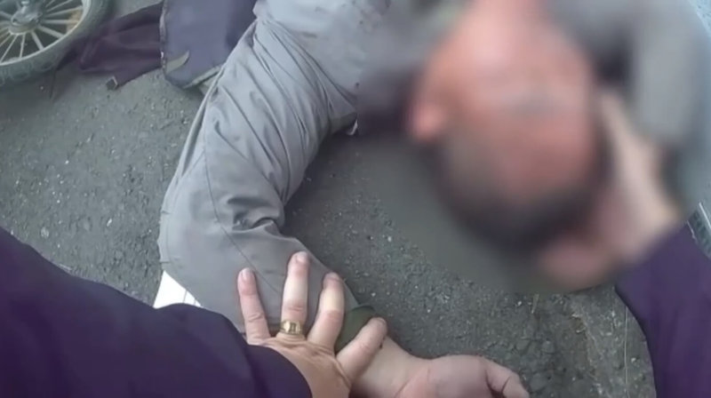 55歲馬姓高雄市政府環保局清潔隊員1月30日騎乘電動自行車，在楠梓區惠民捷道往楠梓新路的人行道上逆向行駛，與馬姓行人發生碰撞，雙方發生口角，馬男涉嫌徒手毆打對方，經員警到場後，將馬男遭依傷害罪現行犯逮捕，詢後移送橋頭地檢署偵辦。（高雄市政府警察局楠梓分局提供）中央社記者張已亷傳真　115年2月1日