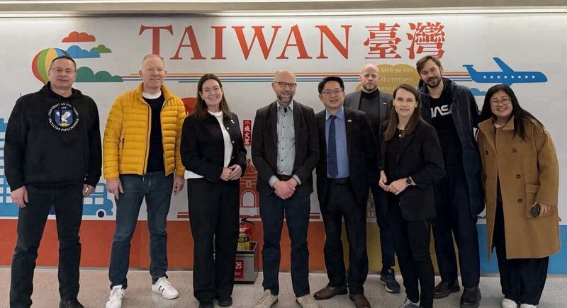 中北歐國家國會議員訪問團1日至6日訪問台灣，外交部歐洲司副司長陳明杰（右5）接機致意。（外交部提供）中央社記者楊堯茹傳真　115年2月1日