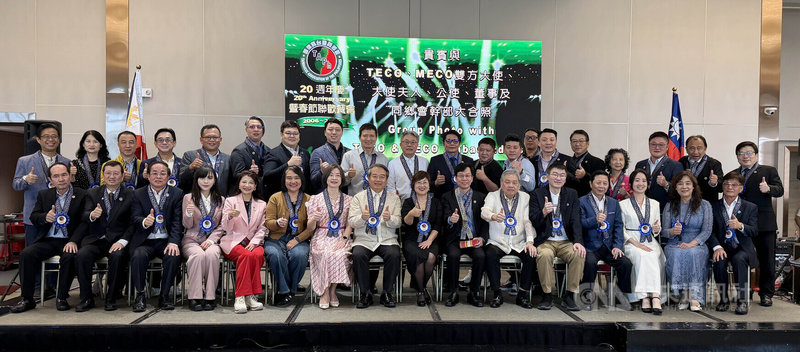 菲律賓台灣同鄉會1日舉辦慶祝創會20周年暨新春聯歡餐會,與會台菲政要及僑界領袖合影留念。中央社記者林行健馬尼拉攝 115年2月1日