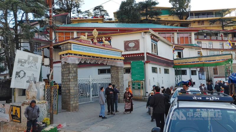 印度北部山城達蘭薩拉（Dharamshala）為西藏流亡政府所在地，圖為達賴喇嘛的住所所在地大昭寺大門。（中央社檔案照片）